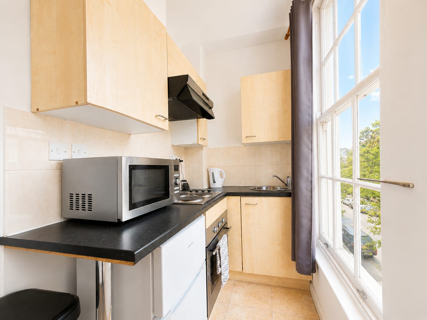 Fully equipped kitchen with oven and fridge