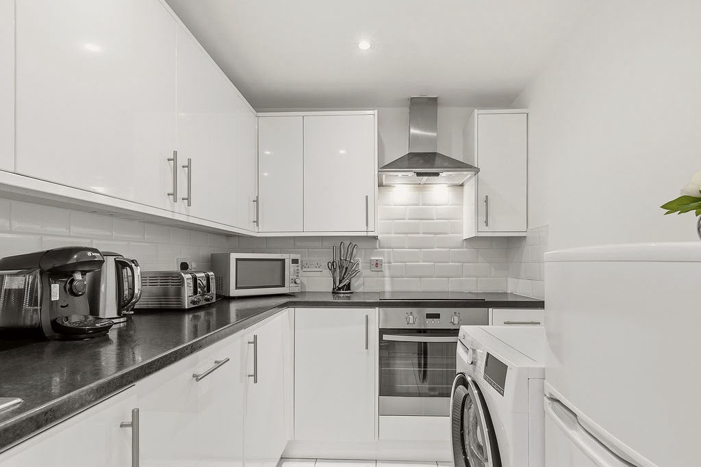 Fully equipped kitchen with oven, hob, microwave and washer