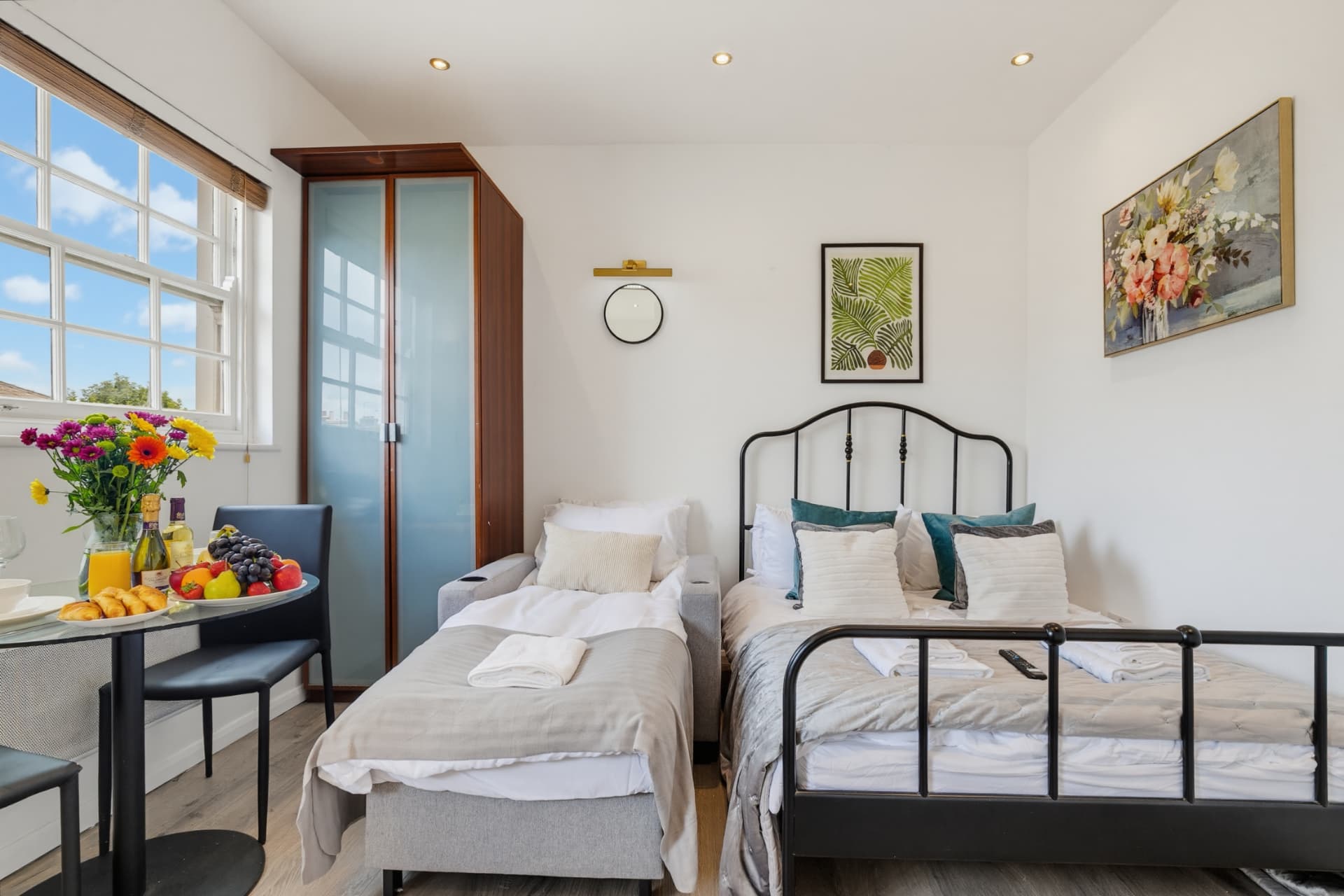 Islington studio with double bed, sofa bed and dining area