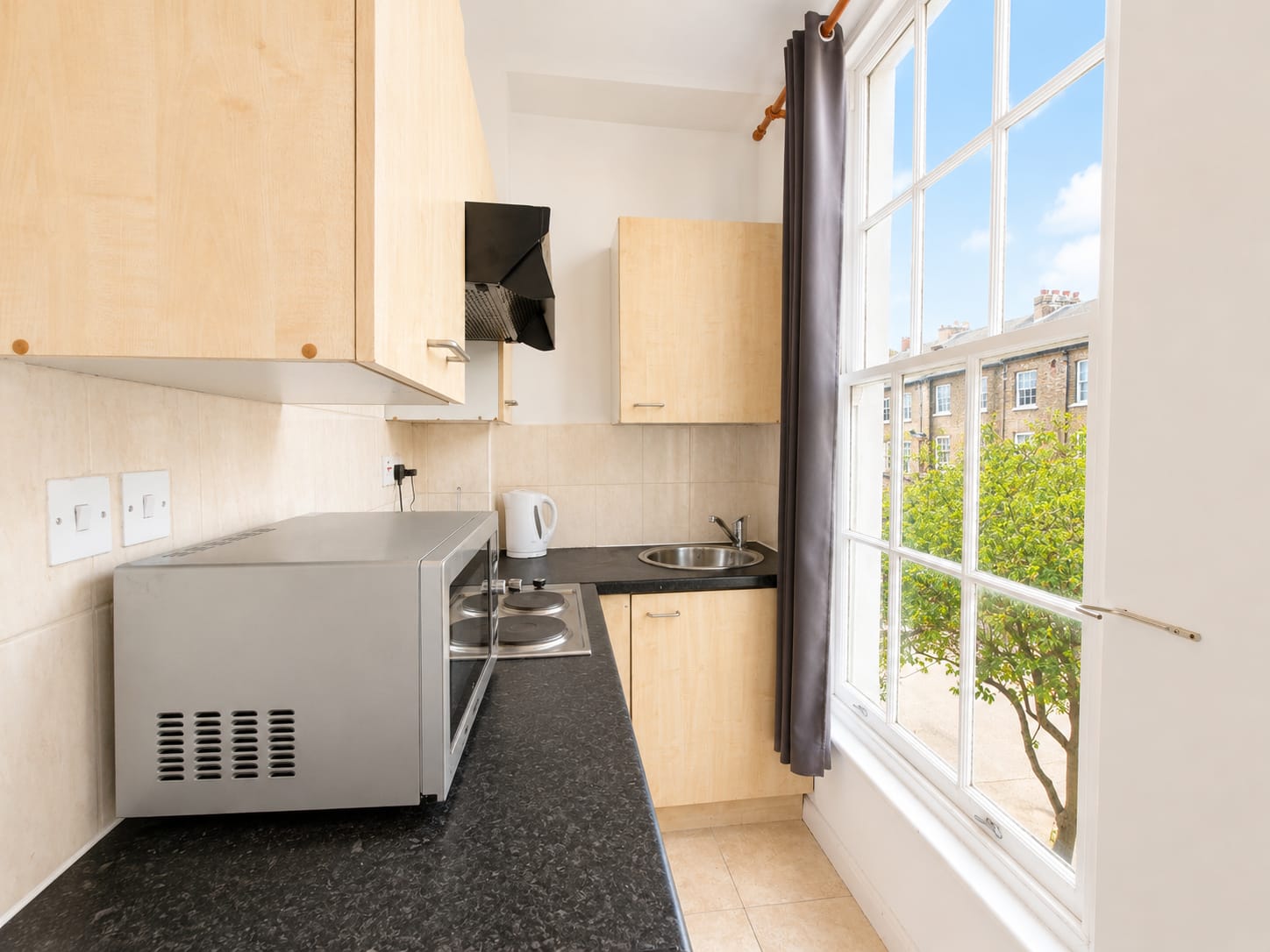 Private kitchen with microwave, hob and kettle