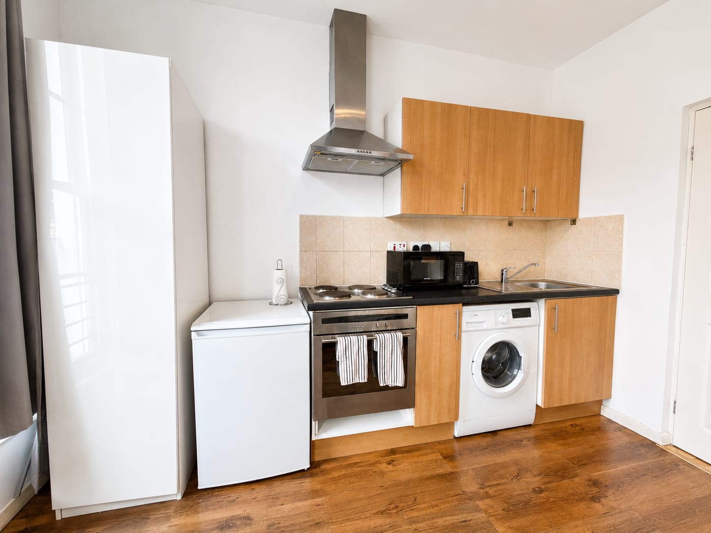 Fully equipped kitchen with oven, fridge and washing machine